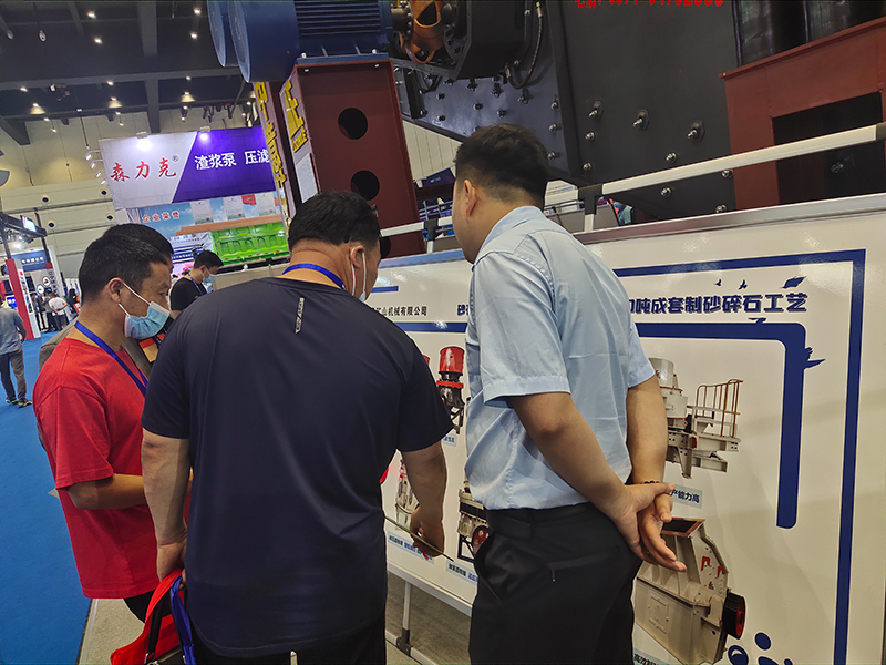 銷售經(jīng)理為客戶講解中意破碎制砂設(shè)備