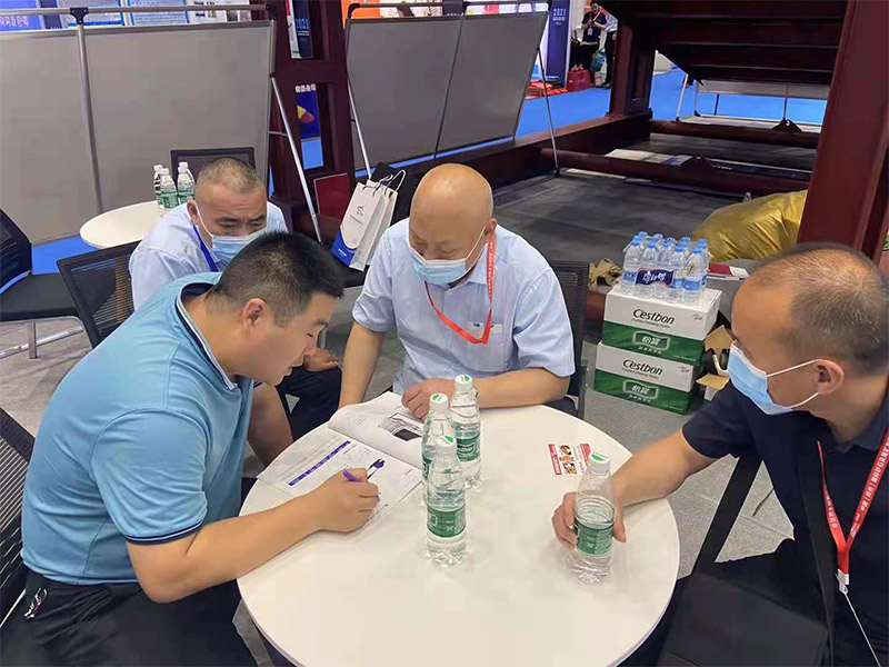 技術(shù)工程師為客戶解疑答惑