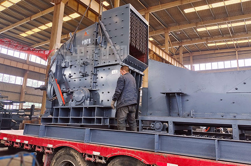 裝修垃圾處理全套設備正在裝車中